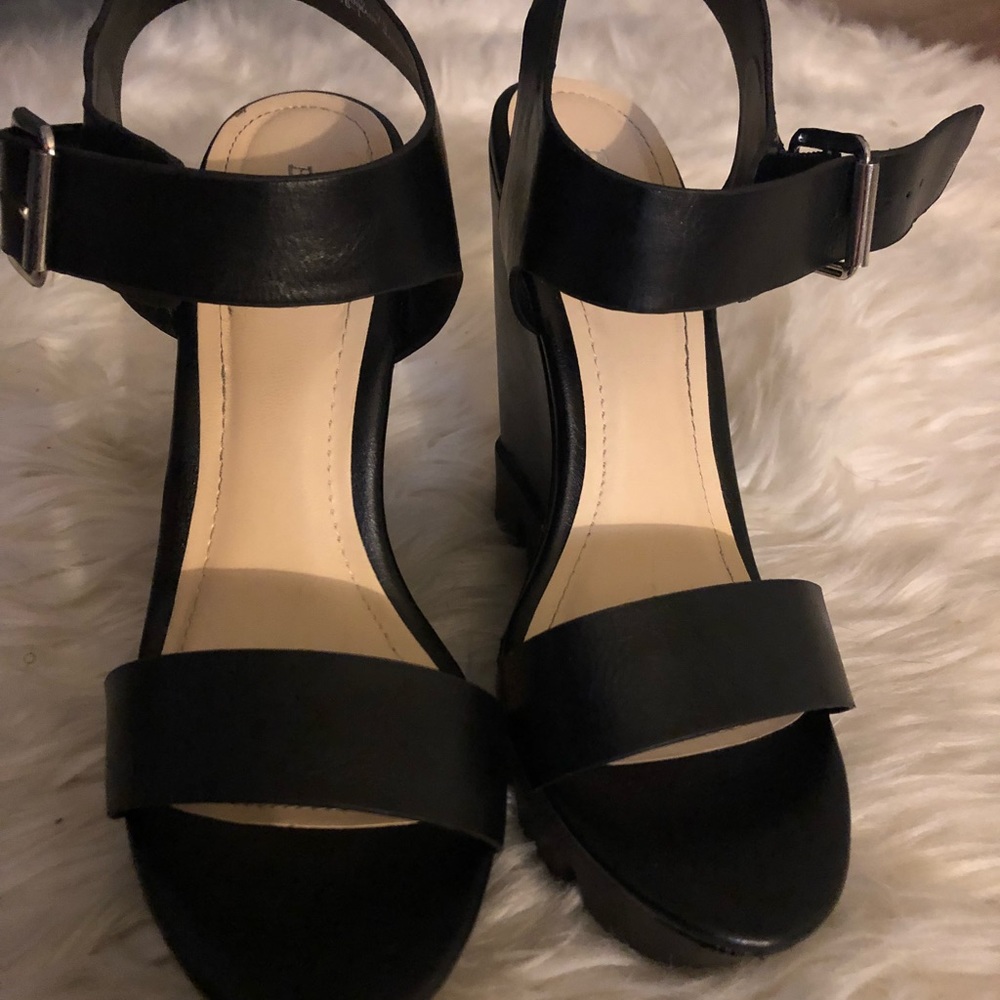 Black wedges